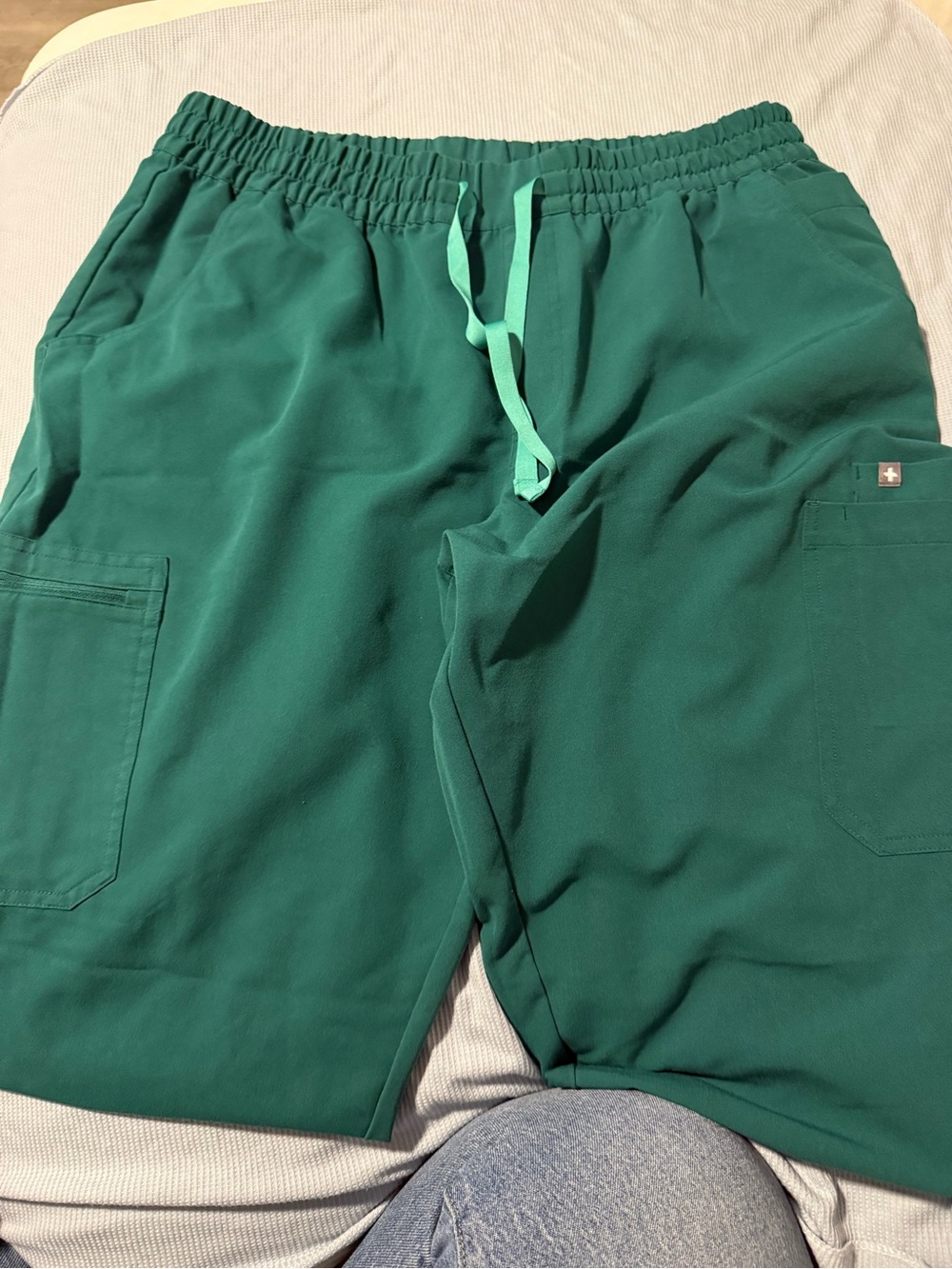 Women’s figs Rafaela Top and Uman straight pants - Green scrubs